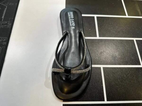 NUN 884 - Stylish and Comfortable All-Day Shoes